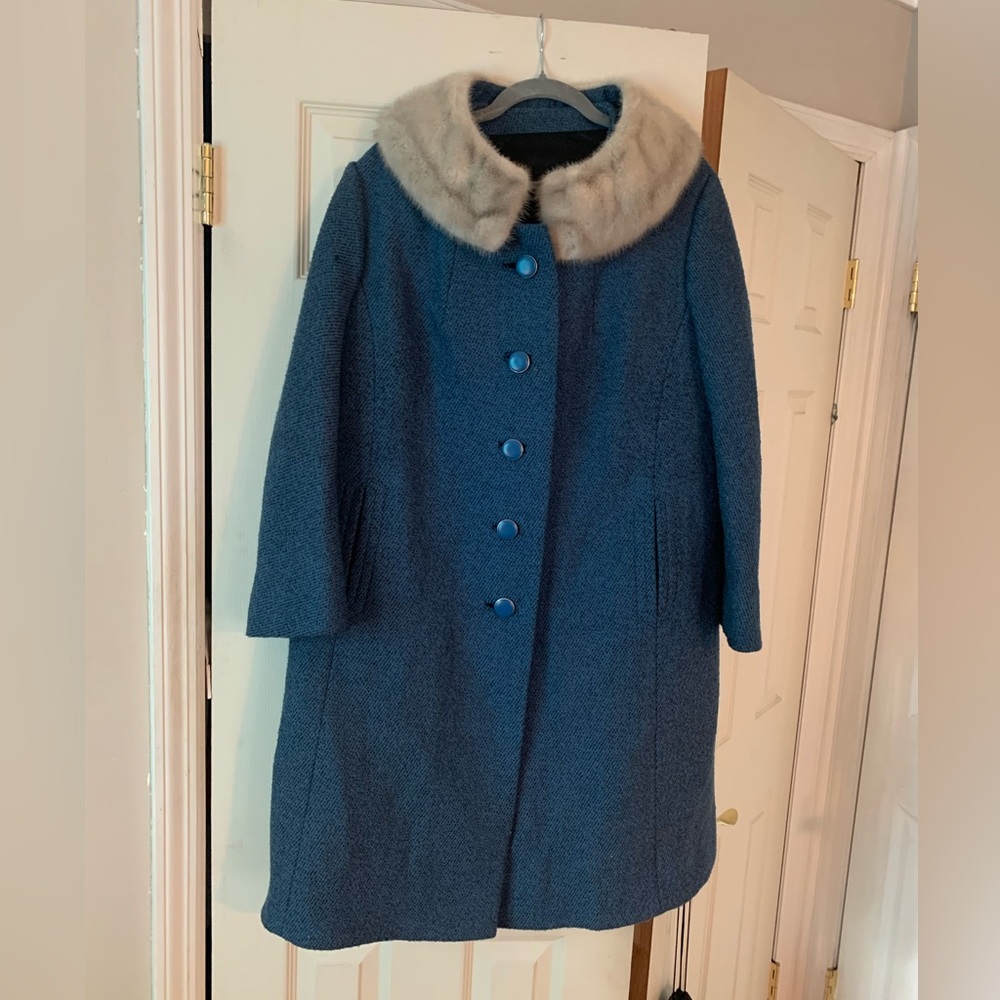 Gorgeous Vintage woman’s wool fur collar coat. 1950s-1960s.